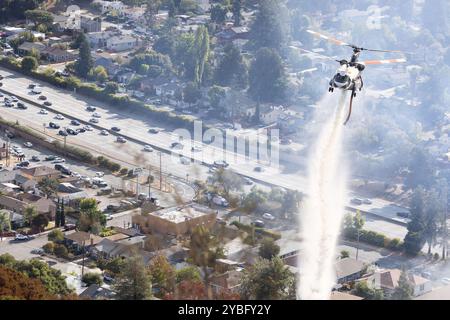 Oakland, Usa. Juli 2024. Das Feuerwehrflugzeug CAlFire lässt am Freitag, den 18. Oktober 2024, Wasser beim Keller-Brand in Oakland, Kalifornien fallen. Das Feuer mit vier Alarmen beschädigte Häuser und wuchs auf etwa 10 Hektar an, bevor der Fortschritt des Feuers gestoppt wurde. Foto: Peter DaSilva/UPI Credit: UPI/Alamy Live News Stockfoto