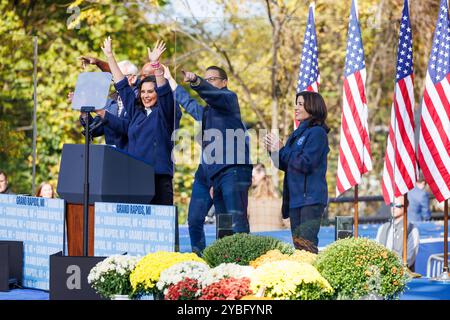 Grand Rapids, USA. Oktober 2024. Gretchen Whitmer, Gouverneur von Michigan, spricht am 18. Oktober 2024 auf einer Kundgebung mit Vizepräsidentin Kamala Harris in Grand Rapids, mir. Auf der Bühne wurde sie von Maura Healey aus Massachusetts, Wes Moore aus Maryland, Tony Evers aus Wisconsin, Josh Shapiro aus Pennsylvania und Kathy Hochul aus New York begleitet. (Foto: Andrew Roth/SIPA USA) Credit: SIPA USA/Alamy Live News Stockfoto