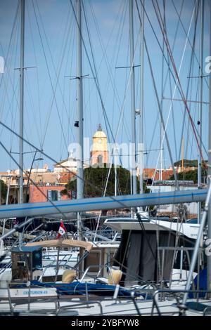 Hafen von Saint-Tropez mit Booten und Luxusyachten. In Frankreich, an der französischen Riviera, in Europa, in der Provence. Stockfoto