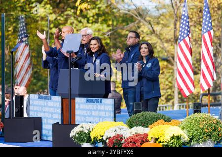 Grand Rapids, USA. Oktober 2024. Gretchen Whitmer, Gouverneur von Michigan, spricht am 18. Oktober 2024 auf einer Kundgebung mit Vizepräsidentin Kamala Harris in Grand Rapids, mir. Auf der Bühne wurde sie von Maura Healey aus Massachusetts, Wes Moore aus Maryland, Tony Evers aus Wisconsin, Josh Shapiro aus Pennsylvania und Kathy Hochul aus New York begleitet. (Foto: Andrew Roth/SIPA USA) Credit: SIPA USA/Alamy Live News Stockfoto