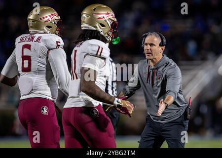 18. Oktober 2024: Mike Norvell, Head Coach der Florida State Seminoles, gratuliert dem Verteidiger Darrell Jackson Jr. (6) während der ersten Halbzeit gegen die Duke Blue Devils im ACC Football Matchup im Wallace Wade Stadium in Durham, NC. (Scott Kinser/CSM) Stockfoto