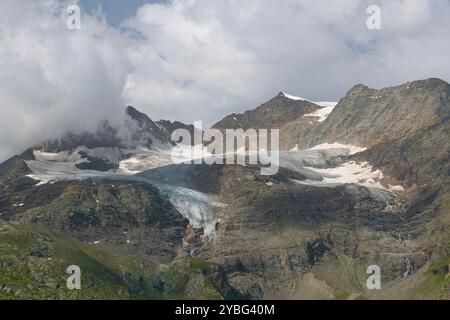 Atemberaubender Alpengletscher und Berggipfel am Berninapass im Sommer Stockfoto