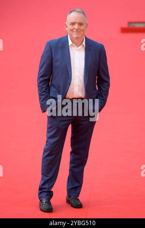 Rom, Italien. Oktober 2024. Dennis Lehan besucht den roten Teppich beim Rome Film fest 2024 im Auditorium Parco della Musica. (Foto: Mario Cartelli/SOPA Images/SIPA USA) Credit: SIPA USA/Alamy Live News Stockfoto