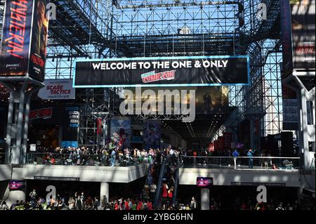 New York, USA. Oktober 2024. Allgemeine Ansicht der Teilnehmer der New York Comic Con 2024, die am 18. Oktober 2024 im Jacob Javits Convention Center in New York, NY stattfand. (Foto: Anthony Behar/SIPA USA) Credit: SIPA USA/Alamy Live News Stockfoto