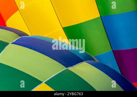 Statesville, NC, USA. Oktober 2024. Leuchtende Luftballons aller Formen und Farben schweben in den klaren blauen Himmel und erfüllen die Luft bei einem klaren Ballonfest im Herbst mit Spannung. Die Szene ist atemberaubend, wenn man die Schönheit der Saison betrachtet. (Kreditbild: © Walter G. Arce Sr./ASP via ZUMA Press Wire) NUR REDAKTIONELLE VERWENDUNG! Nicht für kommerzielle ZWECKE! Stockfoto