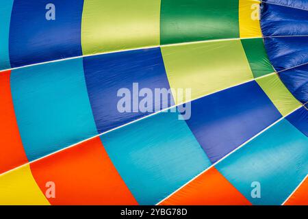 Statesville, NC, USA. Oktober 2024. Leuchtende Luftballons aller Formen und Farben schweben in den klaren blauen Himmel und erfüllen die Luft bei einem klaren Ballonfest im Herbst mit Spannung. Die Szene ist atemberaubend, wenn man die Schönheit der Saison betrachtet. (Kreditbild: © Walter G. Arce Sr./ASP via ZUMA Press Wire) NUR REDAKTIONELLE VERWENDUNG! Nicht für kommerzielle ZWECKE! Stockfoto