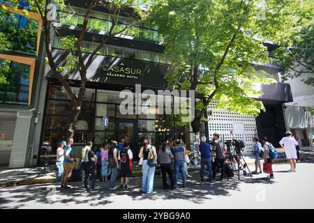 Buenos Aires, Argentinien. Oktober 2024. Fans von Liam Payne versammeln sich, um ihm vor dem Hotel Tribut zu zollen, wo er starb, nachdem er aus dem 3. Stock des Hotels in Buenos Aires gefallen war. Liam James Payne war ein englischer Sänger und Songwriter, der nach einem Sturz aus dem 3. Stock des Casa Sur Hotels in Buenos Aires stirbt. Er war weithin bekannt als Mitglied der Popgruppe One Direction, einer der meistverkauften Boybands aller Zeiten. (Foto: Roberto Tuero/SOPA Images/SIPA USA) Credit: SIPA USA/Alamy Live News Stockfoto