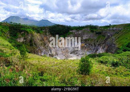 Indonesien Manado - Mount Mahawu - Mahawu Krater und Blick auf den Vulkan Lokon Gipfel Stockfoto