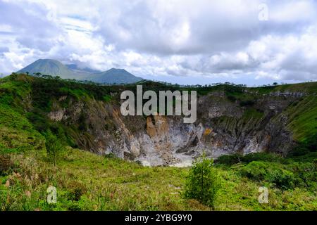 Indonesien Manado - Mount Mahawu - Mahawu Krater und Blick auf den Vulkan Lokon Gipfel Stockfoto