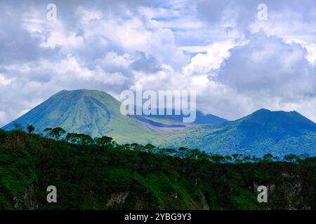 Indonesien Manado - Mount Mahawu - Mahawu Krater und Blick auf den Vulkan Lokon Gipfel Stockfoto