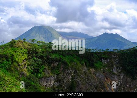 Indonesien Manado - Mount Mahawu - Mahawu Krater und Blick auf den Vulkan Lokon Gipfel Stockfoto