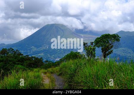 Indonesien Manado - Mount Mahawu - Mahawu Krater und Blick auf den Vulkan Lokon Gipfel Stockfoto