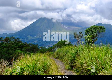 Indonesien Manado - Mount Mahawu - Mahawu Krater und Blick auf den Vulkan Lokon Gipfel Stockfoto