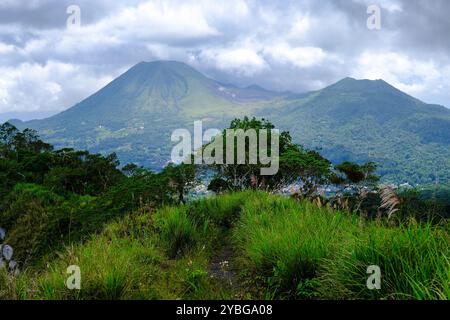 Indonesien Manado - Mount Mahawu - Mahawu Krater und Blick auf den Vulkan Lokon Gipfel Stockfoto