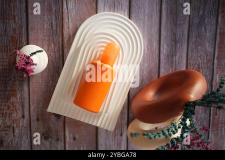 Blick von oben auf Sonnencreme auf einem Tisch Stockfoto