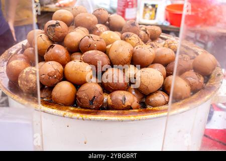 Kräutereier, die an einem Verkaufsstand im Bukit Merah Street Food Market in Singapur verkauft werden Stockfoto