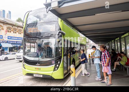 Serangoon Rd Bushaltestelle - Little India Singapur - ein elektrischer Doppeldeckerbus hält Stockfoto