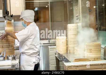 Köche bereiten im taiwanesischen Restaurant DIN Tai Fung Singapur gedämpfte Teigtaschen zu Stockfoto