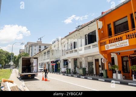 Straßenarbeiter installieren Straßenverkehrskegel - Owen Rd Singapur Stockfoto