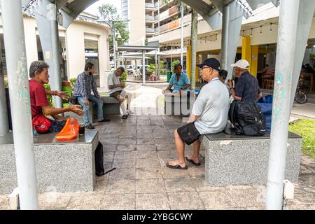 Männer mittleren Alters verbringen ihre Freizeit im Gemeindegebiet in Kallang Singapur Stockfoto