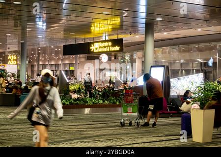 Flughafentransfer von Singapur - Skytrain zur Ankunft und Hinweisschild für Transfer Stockfoto