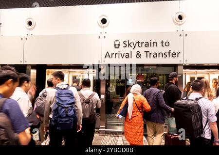 Flughafentransfer Singapur - Skytrain zur Ankunft und Transferplattform Stockfoto