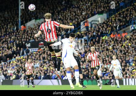 Leeds, Großbritannien. Oktober 2024. Elland Road, Leeds, England, 18. Oktober 2024: Harry Souttar (6 Sheffield United) leitet den Ball während des EFL Sky Bet Championship-Spiels zwischen Leeds United und Sheffield United in der Elland Road in Leeds, England am 18. Oktober 2024. (Sean Chandler/SPP) Credit: SPP Sport Press Photo. /Alamy Live News Stockfoto