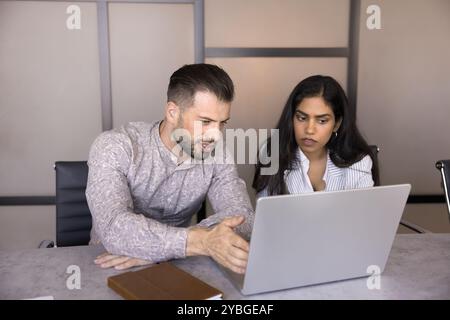 Ein paar multiethnische Geschäftskollegen diskutieren über ein Online-Projekt Stockfoto