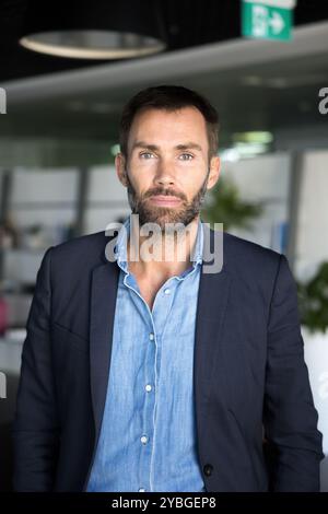Seriöser Geschäftsmann in lässiger Bürojacke, der in die Kamera schaut Stockfoto