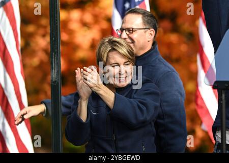 Grand Rapids, Michigan, USA. Oktober 2024. Gouverneur von Massachusetts MAURA HEALEY während der Herbstfest Rally Grand Rapids, Michigan (Bild: © Scott hasse/ZUMA Press Wire) NUR REDAKTIONELLE VERWENDUNG! Nicht für kommerzielle ZWECKE! Quelle: ZUMA Press, Inc./Alamy Live News Stockfoto