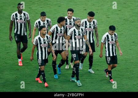 Rio de Janeiro, Brasilien. Oktober 2024. Spieler von Botafogo verlassen das Feld während des Spiels zwischen Botafogo und Criciuma für die brasilianische Serie A 2024 am 18. Oktober 2024 im Maracana Stadium in Rio de Janeiro. Foto: Satiro Sodré/DiaEsportivo/Alamy Live News Credit: DiaEsportivo/Alamy Live News Stockfoto