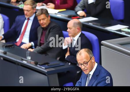 Berlin, Deutschland, 16.10.2024: Deutscher Bundestag: 193. Bundestagssitzung: CDU-Chef Friedrich Merz antwortet auf die Regierungserklärung von Bundeskanzler Olaf Scholz SPD, im Hintergrund rechts, außerdem links im Bild Bundesminister der Finanzen Christian Lindner FDP und Bundesminister für Wirtschaft und Klimaschutz Robert Habeck Bündnis90/die Grünen *** Berlin, Deutschland, 16 10 2024 Bundestagssitzung 193 Bundestagsleiter Friedrich Merz antwortet auf die Regierungserklärung von Bundeskanzler Olaf Scholz, auch links im Hintergrund SPD Stockfoto