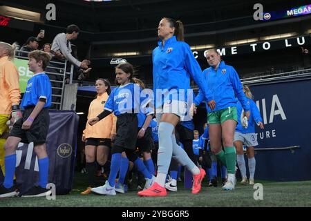 Seattle, Usa. Oktober 2024. Lauren Barnes (3), Verteidiger des Seattle Reign FC, führt das Team auf das Feld, bevor es am 18. Oktober 2024 im Lumen Field in Seattle, Washington, ein NWSL-Spiel gegen Houston Dash ausgetragen wird. (Foto Nate Koppelman/SIPA USA) Credit: SIPA USA/Alamy Live News Stockfoto