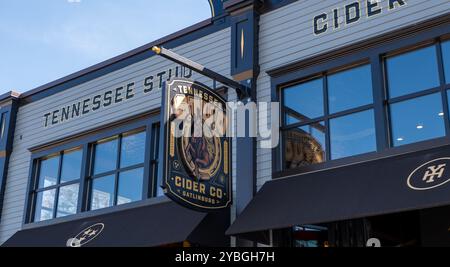 GATLINBURG, TN - 12. März 2024: Schild „Tennessee Stud Cider“ über der Eingangstür an der Außenseite des Stores Stockfoto