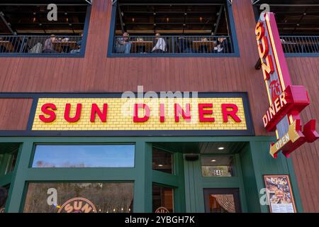 GATLINBURG, TN - 12. März 2024: SUN Diner Schilder und Vordereingang des beliebten Restaurants, in dem die Künstler von Sun Records gefeiert werden Stockfoto