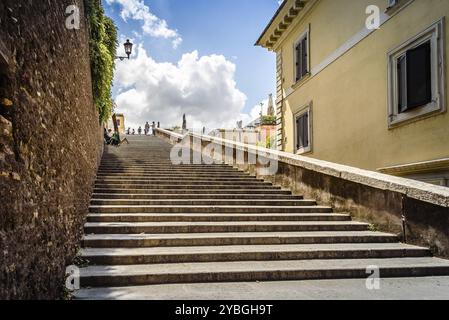 Rom, Italien, 18. August 2016: Seitliche Treppe zur Piazza della Trinita dei Monti mit Künstlermalerei an einem sonnigen Sommertag. Es ist ein Hauptplatz im Stockfoto