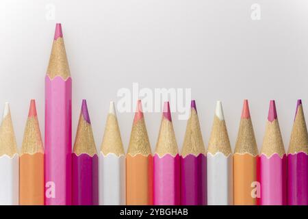 Abstrakte Komposition ein Set aus Holz Farbstifte vor einem weißen Hintergrund Stockfoto