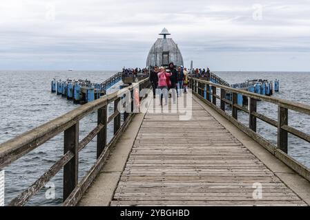 Sellin, Deutschland, 1. August 2019: Berühmte Sellin Seebruecke, Sellin Pier, ein bewölkter Tag im Sommer, Ostseebad Sellin Ferienort, Ostsee, Europa Stockfoto