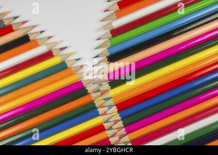 Abstrakte Komposition von einem Set Zeder Holz Farbstifte vor einem weißen Hintergrund im Reißverschluss-Stil Stockfoto