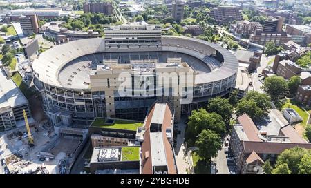 Ein Blick aus der Vogelperspektive auf das Neyland Stadium zeigt ein massives, ikonisches Gebäude, eingebettet am Tennessee River, mit seiner markanten Schalenform und Sitzgelegenheiten für Stockfoto