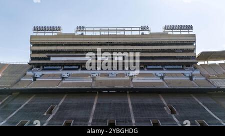 Ein Blick aus der Vogelperspektive auf das Neyland Stadium zeigt ein massives, ikonisches Gebäude, eingebettet am Tennessee River, mit seiner markanten Schalenform und Sitzgelegenheiten für Stockfoto