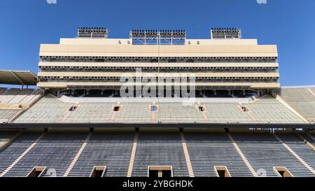 Ein Blick aus der Vogelperspektive auf das Neyland Stadium zeigt ein massives, ikonisches Gebäude, eingebettet am Tennessee River, mit seiner markanten Schalenform und Sitzgelegenheiten für Stockfoto