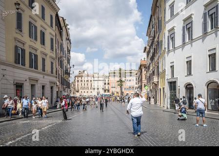 Rom, Italien, 18. August 2016: Touristenströme auf dem spanischen Platz im historischen Zentrum Roms. Sonniger Sommertag, Europa Stockfoto