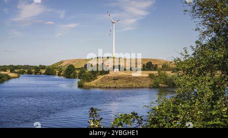 Eine Windkraftanlage auf der Großen Ruhrinsel, Mühlheim an der Ruhr, Ruhrgebiet, Nordrhein-Westfalen, Deutschland, Europa Stockfoto