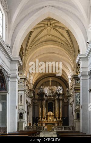 Rom, Italien, 18. August 2016: Innenansicht der Kirche der Santissima Trinita dei Monti. Es ist eine römisch-katholische Titularkirche der Spätrenaissance Stockfoto