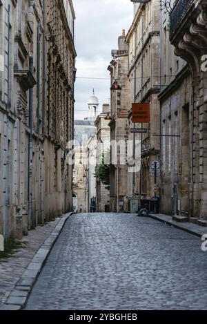 Bordeaux, Frankreich, 22. Juli 2018: Enge Straße im historischen Stadtzentrum, Europa Stockfoto