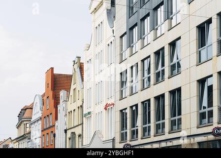 Wismar, Deutschland, 2. August 2019: Malerische Giebelhäuser im historischen Zentrum der Stadt, Europa Stockfoto