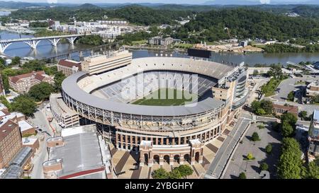 Ein Blick aus der Vogelperspektive auf das Neyland Stadium zeigt ein massives, ikonisches Gebäude, eingebettet am Tennessee River, mit seiner markanten Schalenform und Sitzgelegenheiten für Stockfoto