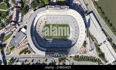 Ein Blick aus der Vogelperspektive auf das Neyland Stadium zeigt ein massives, ikonisches Gebäude, eingebettet am Tennessee River, mit seiner markanten Schalenform und Sitzgelegenheiten für Stockfoto