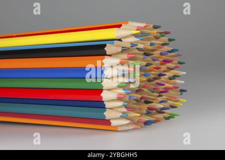 Abstrakte Komposition ein Set aus Holz Farbstifte vor einem weißen Hintergrund Stockfoto
